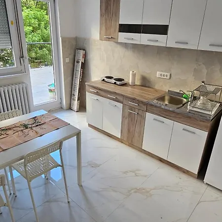 Ira's Square 2 Bedroom Free Parking Апартаменты *