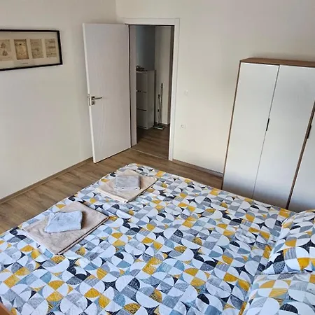 Ira's Square 2 Bedroom Free Parking